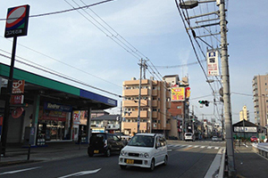 コスモ石油・スーパー玉出の看板を目印に直進。